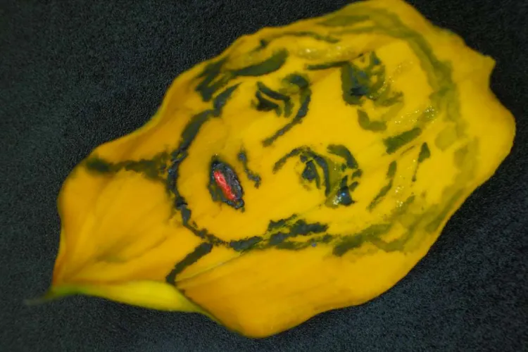 Mikromalerei Portrait auf einem gelben Blütenblatt