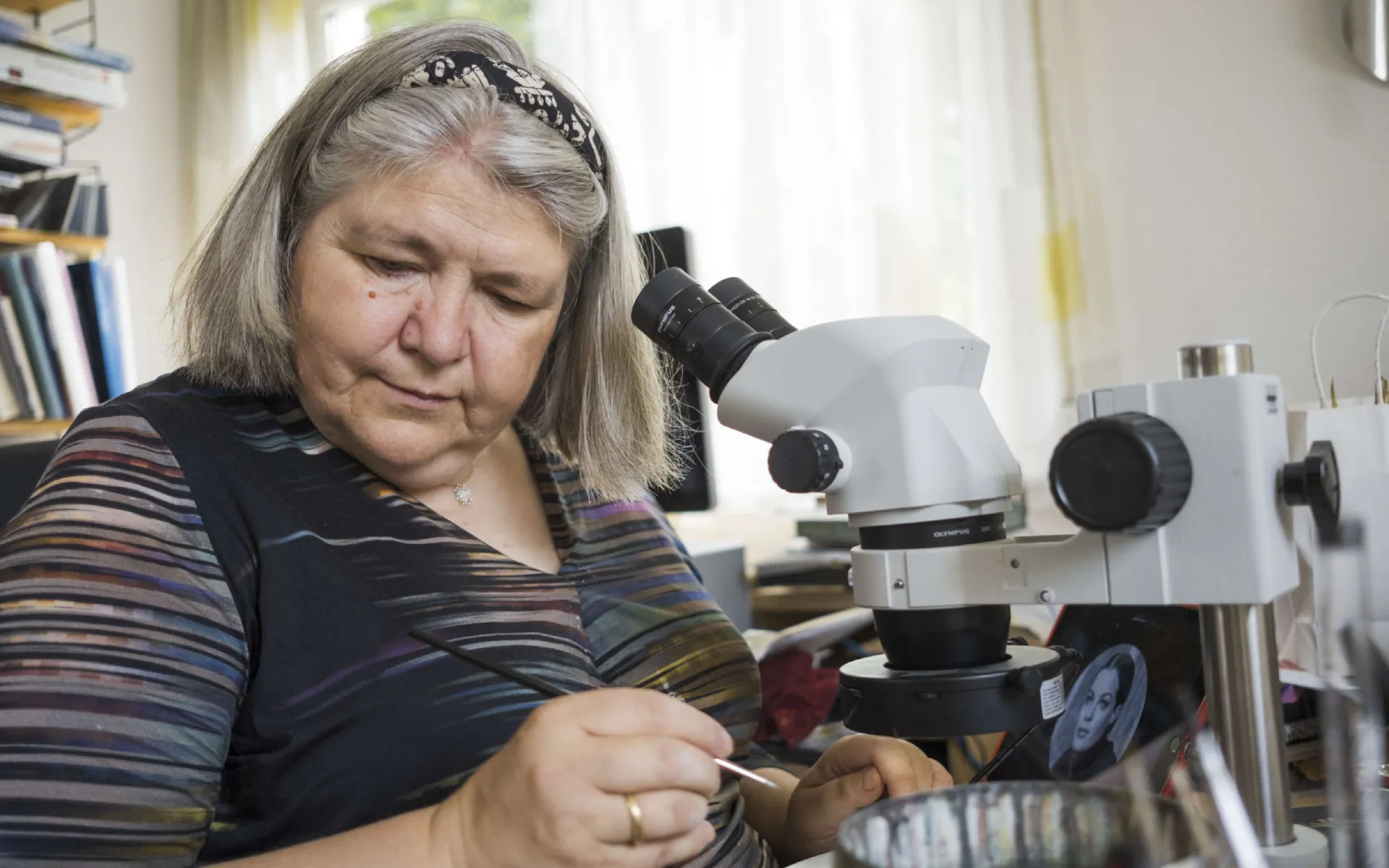 Marion Bernhardt am Mikroskop