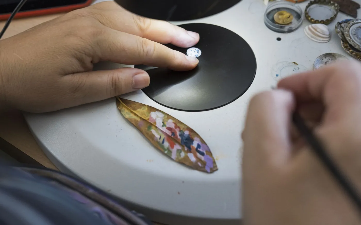 Bemalen eines Blattes unter einem Mikroskop